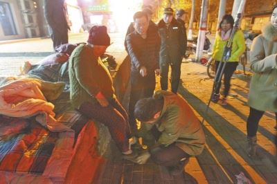 头1年等儿子 岂料儿子就在百米外网吧mg不朽情缘游戏试玩7旬老人露宿街(图1)