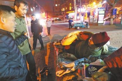 头1年等儿子 岂料儿子就在百米外网吧mg不朽情缘游戏试玩7旬老人露宿街(图5) 头1年等儿子 岂料儿子就在百米外网吧mg不朽情缘游戏试玩7旬老人露宿街(图5)