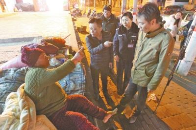 头1年等儿子 岂料儿子就在百米外网吧mg不朽情缘游戏试玩7旬老人露宿街(图6) 头1年等儿子 岂料儿子就在百米外网吧mg不朽情缘游戏试玩7旬老人露宿街(图6)