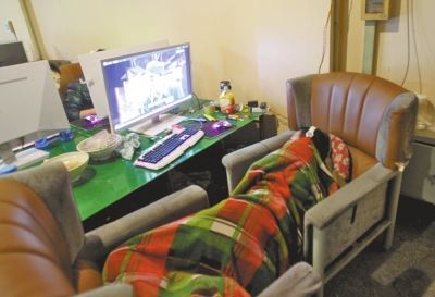 头1年等儿子 岂料儿子就在百米外网吧mg不朽情缘游戏试玩7旬老人露宿街(图7) 头1年等儿子 岂料儿子就在百米外网吧mg不朽情缘游戏试玩7旬老人露宿街(图7)